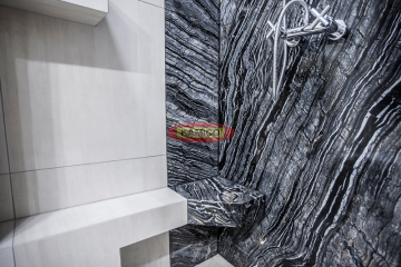 ścianka prysznic z siedziskiem z kamienia