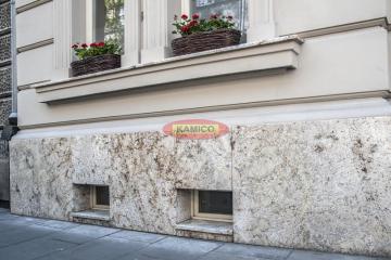 cokół kamienny na kamienicy