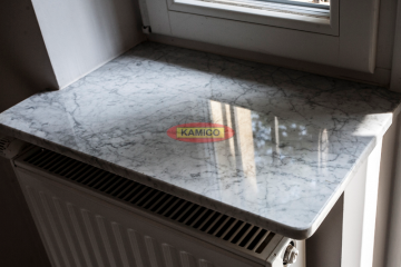 Parapet z marmuru carrara