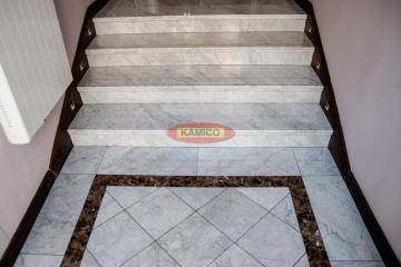 schodyzbialegomarmuru